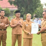 Wali Kota Kediri saat menyerahkan SK Kenaikan Pangkat periode 1 Maret 2026. Foto: Ist