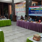 Pemdes Slempit saat menggelar musdes. Foto: Ist.