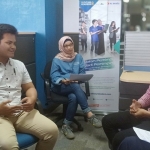 Mahasiswa dari berbagai perguruan tinggi menjalani salah satu tes seleksi XL Future Leaders Batch 8 yaitu Leaderless Group Discussion (LGD) di Surabaya.