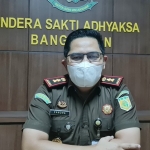 Kajari Bangkalan Chandra Saptadji saat wawancara dengan awak media terkait indikasi kasus tindak pidana BUMD.