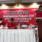 Saim saat memberikan sambutan dalam Rakercabsus DPC PDIP Kabupaten Lamongan. foto: TRIWI YOGA/ BANGSAONLINE