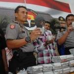 Pelaku dan barang bukti saat diamankan di Mapolres Jombang. (foto: rony suhartomo/BANGSAONLINE)