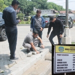 Komisi III temukan kejanggalan pada pekerjaan pembangunan tempat parkir Taman Kertosono. Inset: Papan Proyek. foto: BAMBANG/ BANGSAONLINE