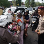 Pagelaran wayang singkat di pinggir jalan itu dipimpin oleh Ki Dalang Ipda Sartono. foto: RONY S/ BANGSAONLINE

