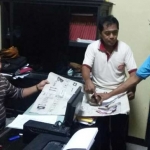 Tersangka beserta barang bukti saat diamankan di Mapolsek Sukorejo.