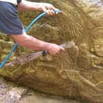 Batu relief saat dibersihkan warga. Batu tersebut diduga peninggalan Kerajaan Majapahit. (ist)