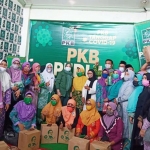 Para pengurus DPC PKB dengan penuh semangat menyalurkan bantuan sembako.