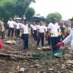 Kapolres Bangkalan AKBP Boby P. Tambunan memberikan pengarahan sebelum memulai bersih-bersih pantai Pelabuhan Kamal Barat dalam Peringatan Hari Peduli Sampah Nasional (HPSN), Kamis (21/02/2019). foto: FAUZI/ BANGSAONLINE