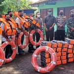 Petugas Polsek Widodaren saat melakukan sosialisasi di salah satu penambang perahu penyeberangan Sungai Bengawan Solo.