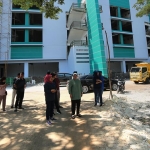 Wali Kota Risma bersama rombongan saat meninjau meninjau Stadion Gelora Bung Tomo (GBT) Surabaya, Minggu (29/12/2019). foto: ist