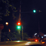 ?Lampu penunjuk arah belok kiri, hijau dan merah menyala bareng. Ini membingungkan pengendara. foto diambil Sabtu pekan lalu. foto:rizki alfian/BANGSAONLINE