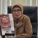 Kepala BKD Jatim, Indah Wahyuni, saat klarifikasi terkait pemanggilannya dalam kasus korupsi di Ponorogo.