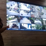 Petugas Dishub Kabupaten Kediri saat memonitor CCTV. (foto: ist)