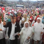 Khofifah Indar Parawansa menghadiri deklarasi Jaringan Kiai Santri Nasional (JKSN) Jawa Barat di Kota Bandung. foto: ist