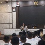 Kepala Bagian Kesbangpol Kota Kediri, Indun Munawaroh,  saat memberi arahan. (Ist). 