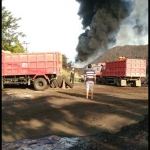 Asap pekat membumbung tinggi dari kebakaran gudang batu bara. foto: SYUHUD/ BANGSAONLINE