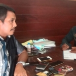 Tersangka Fery (kanan) di ruangan Kasubnit III Narkoba Polresta Sidoarjo, Senin (8/6).