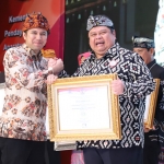 Mewakili Pemerintah Provinsi Jawa Timur, Wagub Jatim Emil Dardak menerima penghargaan SAKIP Award 2019 predikat A kategori Provinsi dari Kementerian PAN RB di hotel Inaya Putri Bali. foto: ist.