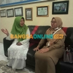 Kepala SD NU Bangilan, Nur Faridah, bersama Kasi Pendidikan Sekolah Dasar Disdikbud Kota Pasuruan, Windah Silvi Hidayati. Foto: AHMAD FUAD/BANGSAONLINE