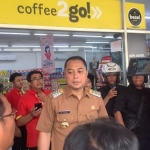 Wali Kota Surabaya, Eri Cahyadi saat sidak ke salah satu toko moderen