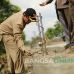Komisi C DPRD Jombang mengecek bahan material yang digunakan untuk pembangunan TPT pada proyek peningkatan jalan Penggaron - Bareng. foto: ROMZA/ BANGSAONLINE.