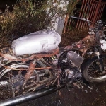 Kondisi sepeda motor yang mengalami kebakaran tadi malam.