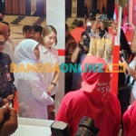 Gubernur Khofifah saat meninjau pojok lokal KIP. Foto: DEVI FITRI AFRIYANTI/BANGSAONLINE