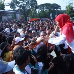 Gubernur Khofifah saat menyapa masyarakat di Jember.