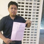 Hadi Mulyo Utomo, SH, MH penasehat hukum mantan Sekretaris Daerah Kabupaten Gresik, Husnul Khuluq, saat menunjukan surat laporannya ke Komisi Kejaksaan RI. 