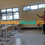 Bagian Sarana dan Prasarana SMPN 1 Kutorejo, Moh Antoni, didampingi Humas SMPN 1 Kutorejo saat memperlihatkan ruang kelas yang selesai direhab. Foto: ROCHMAT SAIFUL ARIS/BANGSAONLINE