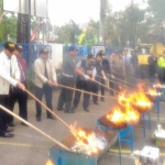 Pemusnahan rokok ilegal di halaman kantor Bea Cukai Tipe Madya Malang. 