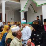 Wakil Bupati Sampang periode 2019-2024 sekaligus Ketua DPC PPP, Abdullah Hidayat saat menyerahkan zakat kepada masyarakat. Foto: MUTAMMIM/ BANGSAONLINE