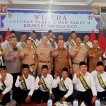 Wisudawan program Kejar Paket A dan B dari Desa Suco, Kecamatan Mumbulsari, Jember, saat foto bersama.