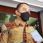 Wali Kota Eri di Balai Kota Surabaya.