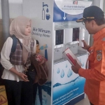 Manager Daop 7 Madiun menjelaskan penggunaan pemakaian air isi ulang yang ada di dalam stasiun. Foto : Hendro Suhartono/BANGSAONLINE.com