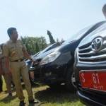 Bupati Jombang (depan) saat mengecek kelengkapan mobdin di Halaman Pemkab Jombang. (foto: rony suhartomo/BANGSAONLINE)