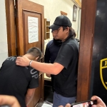 Tersangka polisi gadungan saat dikeler ke Mapolres Tuban.