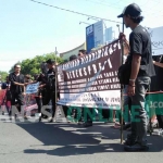 Massa aksi saat menggelar demo di depan kantor DPRD Jombang, Kamis (13/7/2017). foto: ROMZA/ BANGSAONLINE