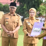 Waliu Kota Kediri saat menyerahkan SK perpanjangan kepada PPPK Guru formasi tahun 2019. Foto: Ist