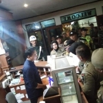 Petugas Gabungan saat berada di Hotel Sentral. foto: ist.