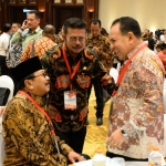 Gubernur Jatim berbincang akrab dengan Gubernur Sulsel dan Gubernur NTT. 
