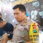 Pelaku penipuan dan penggelapan saat dirilis di Mapolres Trenggalek. foto: HERMAN S/ BANGSAONLINE