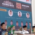 Para pembicara dalam acara bedah buku Kiai Miliarder Tapi Dermawan di Sula Masjid Al-Yaqin Pondok Pesantren Tahfidzul Quran Ainul Yaqin Tompo Bulu, Maros, Sulawesi Selatan (Sulsel), Ahad (7/8/2022). Foto: bangsaonline.com