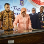 Wali Kota Risma saat meresmikan puskesmas dengan penandatanganan prasasti.