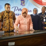 Wali Kota Risma saat meresmikan puskesmas dengan penandatanganan prasasti.