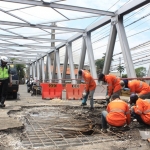 Para pekerja mulai melakukan pembongkaran aspal di Jembatan Kedunglarangan.