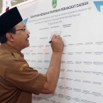 Wali Kota Pasuruan, Saifullah Yusuf atau yang akrab disapa Gus Ipul, saat menandatangani pakta integritas dan komitmen antikorupsi.