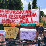 Demo di kantor Perhutani Kediri. Foto: MUJI HARJITA/BANGSAONLINE