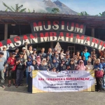 Jajaran Direksi, Redaksi, Wartawan, dan Karyawan BANGSA Group Media saat berkunjung ke Museum Petilasan Mbah Maridjan di kaki Gunung Merapi. Foto: BANGSAONLINE.