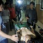 DIRAWAT- Pelaku perampasan motor dirawat di RSUD Jombang usai sempat dihakimi massa, Sabtu (24/5/2014) malam. foto : m syafi